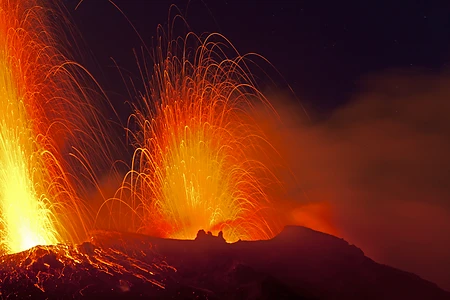 Eruptionen am Vulkan Stromboli, Liparische Inseln, Italien