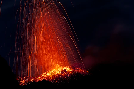 Eruptionen am Vulkan Stromboli, Liparische Inseln, Italien