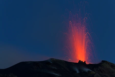 Eruptionen am Vulkan Stromboli, Liparische Inseln, Italien