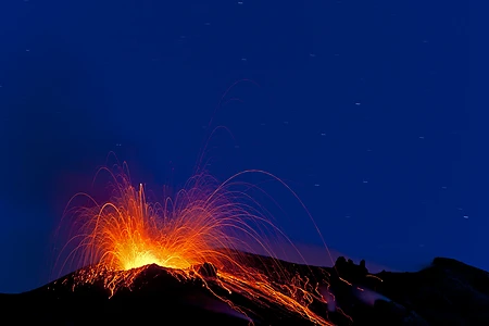 Eruptionen am Vulkan Stromboli, Liparische Inseln, Italien