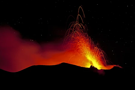 Eruptionen am Vulkan Stromboli, Liparische Inseln, Italien