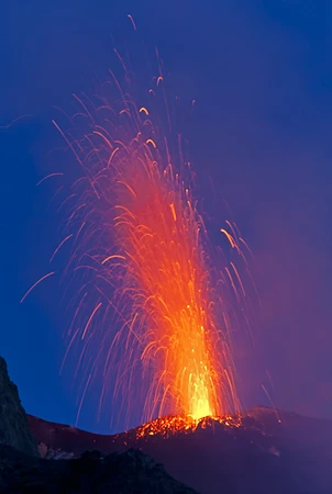 Eruptionen am Vulkan Stromboli, Liparische Inseln, Italien