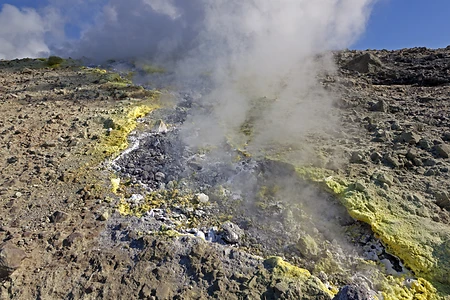 Schwefelausdünstung aus einem Erdspalt, Vulcano, Äolische Inseln, Italien, Europa