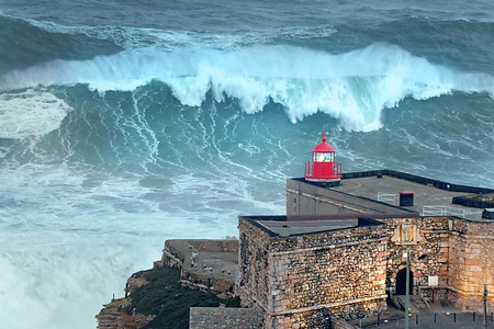 Leuchtturm São Miguel do Arcanjo auf dem Forte de São Miguel Arcanjo in Nazaré, Portugal