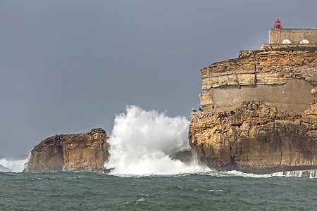 Leuchtturm São Miguel do Arcanjo auf dem Forte de São Miguel Arcanjo in Nazaré, Portugal