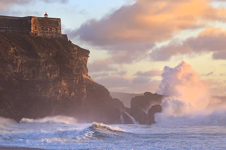 Leuchtturm São Miguel do Arcanjo auf dem Forte de São Miguel Arcanjo in Nazaré, Portugal