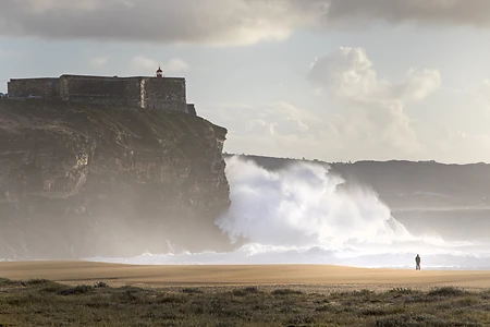 Leuchtturm São Miguel do Arcanjo auf dem Forte de São Miguel Arcanjo in Nazaré, Portugal
