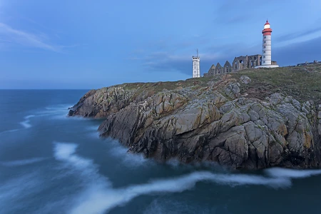Pointe de St-Mathieu Leuchtturm mit dem Militär-Turm und Abtei, Bretagne, Frankreich
