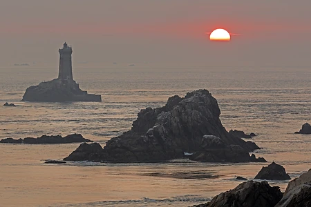 Pointe du Raz mit Leuchtturm, Sizun, Bretagne, Frankreich