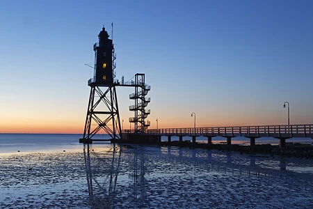 Leuchtturm Obereversand beim Fischerhafen von Dorum-Neufeld, Niedersachsen, Deutschland