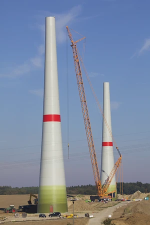 Windkraftanlage im Aufbau