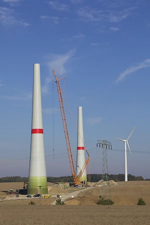 Windkraftanlage im Aufbau
