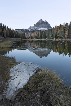 Antorno See im Herbst, Naturpark Drei Zinnen, Dolomiten, Südtirol, Italien