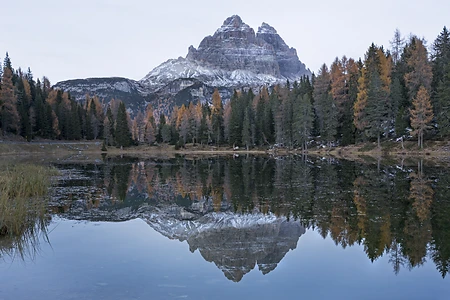 Antorno See im Herbst, Naturpark Drei Zinnen, Dolomiten, Südtirol, Italien