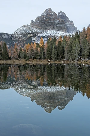 Antorno See im Herbst, Naturpark Drei Zinnen, Dolomiten, Südtirol, Italien