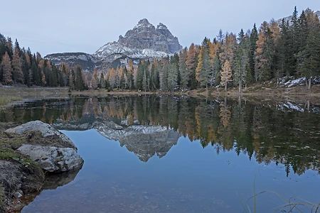 Antorno See im Herbst, Naturpark Drei Zinnen, Dolomiten, Südtirol, Italien