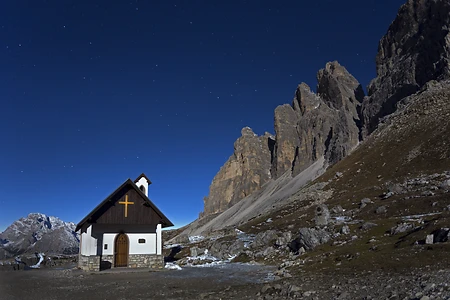 Tre Cime di Lavaredo oder Drei Zinnen, Kapelle am Drei-Zinnen-Wanderweg, Sextener Dolomiten, Südtirol, Italien