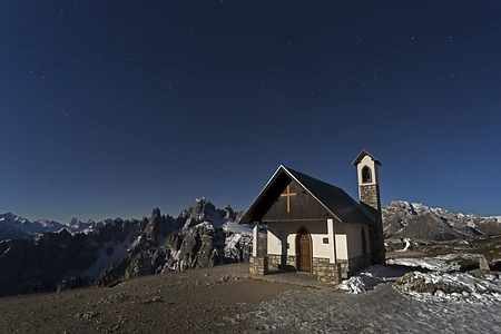 Kapelle am Drei-Zinnen-Wanderweg bei Nacht, Sextener Dolomiten, Südtirol, Italien