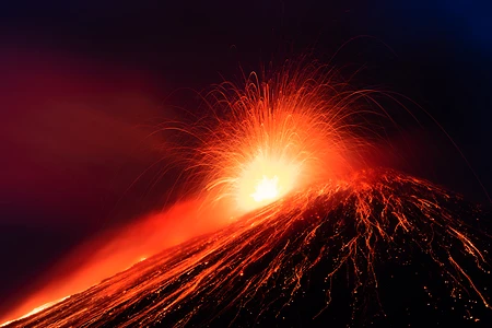 Vulkanausbruch in der Nacht vom Anak Krakatau, Sundastra§e, Indonesien, Asien